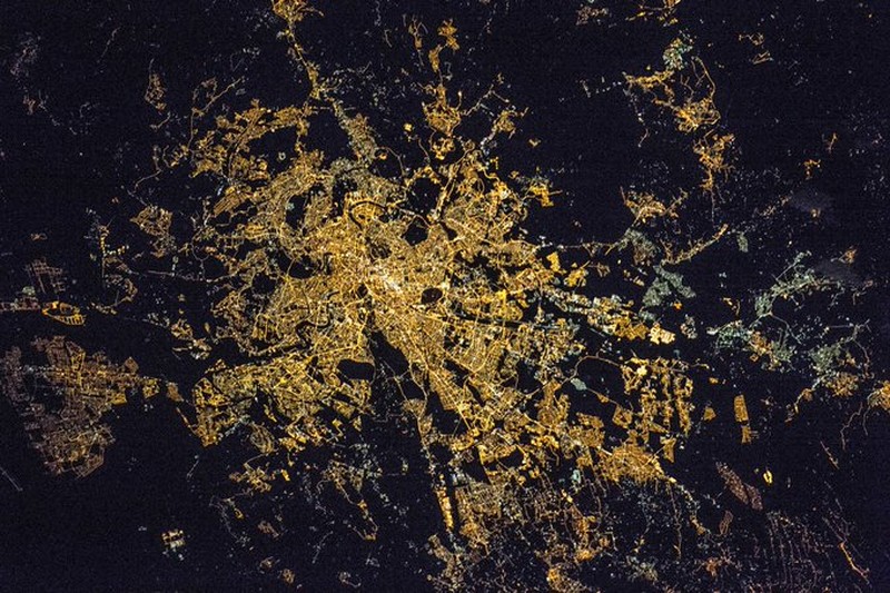 fFoto satelit malam hari