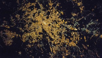 Tampilan Roma di malam hari dari luar angkasa. Foto: NASA & ISS via @timecaptales