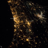 fFoto satelit malam hari
