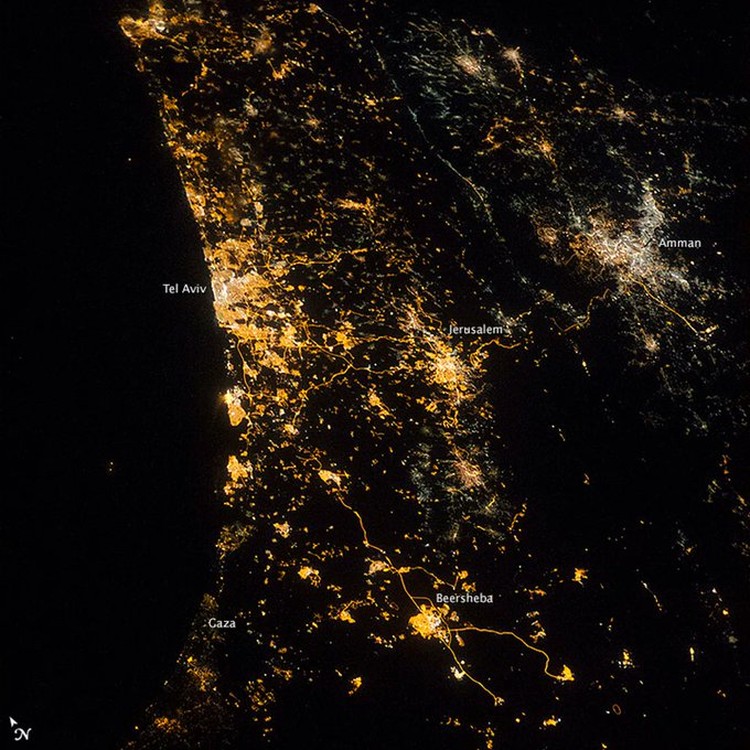fFoto satelit malam hari