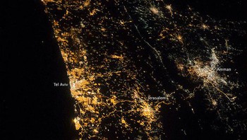 Tampilan Tepi Timur MEditerania, ulai dari Gaza hingga Tel Aviv sebelum perperangan melanda. Foto: NASA & ISS via @timecaptales
