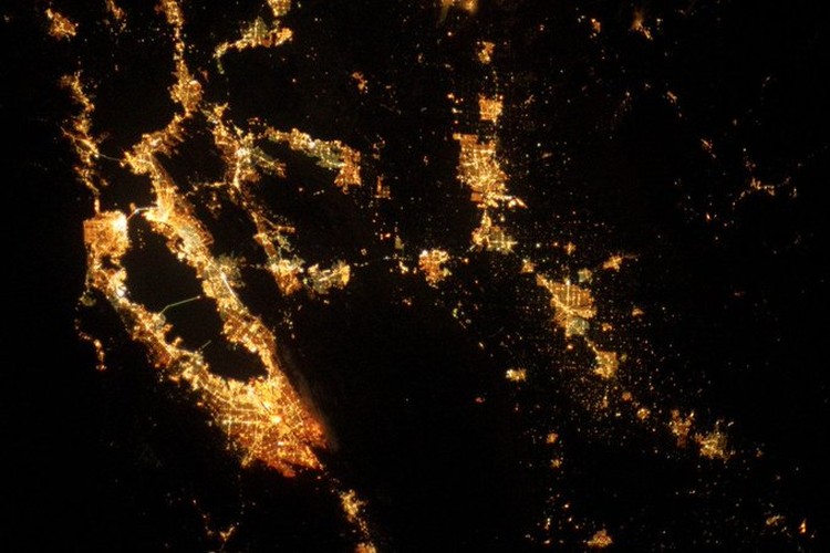 fFoto satelit malam hari