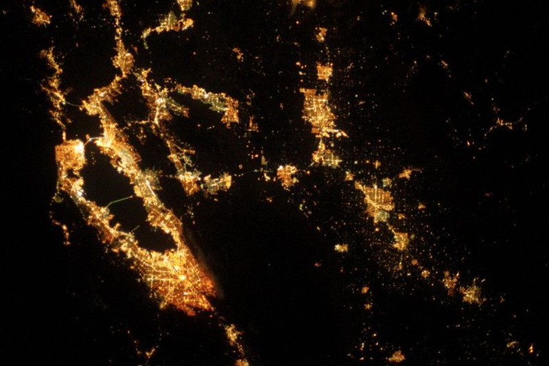 fFoto satelit malam hari