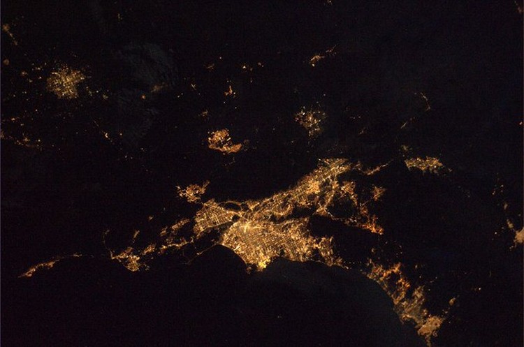 fFoto satelit malam hari