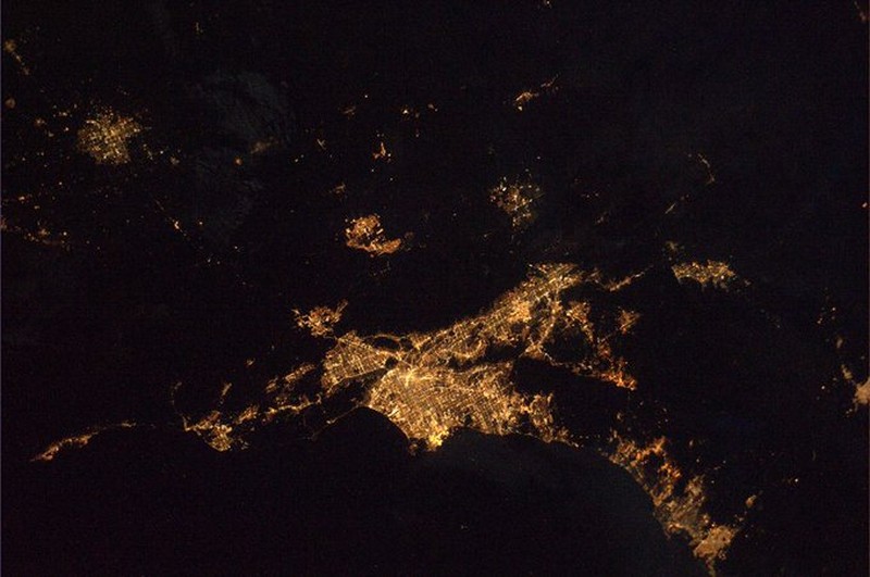 fFoto satelit malam hari