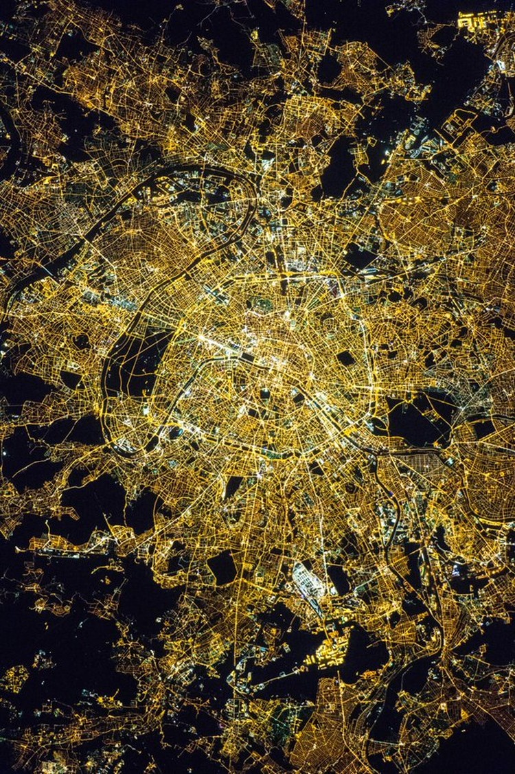 fFoto satelit malam hari