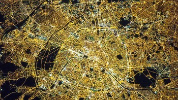 Inilah Paris, Prancis... Foto: NASA & ISS via @timecaptales