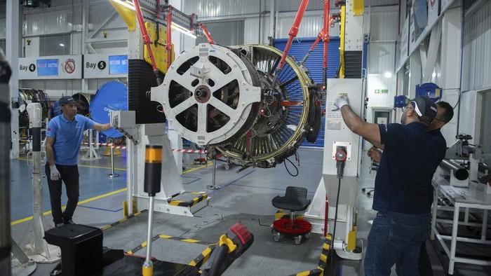 Geliat Industri Penerbangan Maroko Engineers and workers stand inside Safran Aircraft Engines repair plant outside of Casablanca, Morocco, Thursday, April 18, 2024. Moroccan officials are aiming to turn the country into an aerospace hub, luring investors and manufacturers who have aimed to spread out their supply chains and find willing workers since the COVID-19 pandemic. (AP Photo)