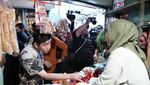 Momen Gibran Beli Jajanan hingga Blusukan ke Pasar Tradisional