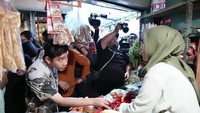 Saat kampanye berlangsung, Gibran terlihat mengunjungi beberapa kota di Indonesia. Salah satunya ke Bandung, Jawa Barat. Momennya blusukan ke Pasar Cihapit sempat menarik perhatian. Foto: Instagram @gibran_rakabuming