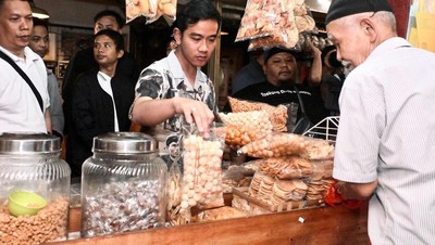 Momen Gibran Beli Jajanan hingga Blusukan ke Pasar Tradisional