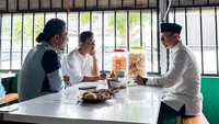 Momen kuliner Gibran juga pernah terlihat bersama Agus Harimurti Yudhoyono. Saat itu mereka berada di sebuah warung makan dan menikmati soto. Foto: Instagram @gibran_rakabuming