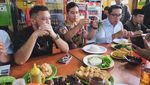 Momen Gibran Beli Jajanan hingga Blusukan ke Pasar Tradisional