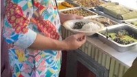 Kunjungan Gibran ke Bekasi juga disambut hangat warga. Ia mampir makan siang di sebuah warung makan yang menyediakan menu prasmanan bernama Dapur Ibu Wati. Foto: Instagram @gibran_rakabuming