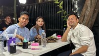 Gibran dan Selvi juga sempat mencoba makan di Rojo Sambel. Ia ditemani Raffi Ahmad saat makan di warungnya yang berada di cabang Andara. Foto: Instagram @gibran_rakabuming