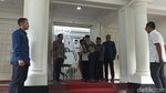 Potret Gibran Cium Tangan dan Dengarkan Wejangan Maruf Amin