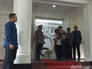 Gibran Cium Tangan Maruf Amin saat Sambangi Rumah Dinas Wapres