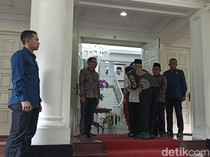 Tiba di Rumah Dinas Wapres, Gibran Cium Tangan Maruf Amin