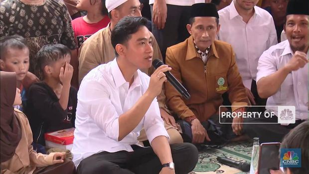 Setelah resmi ditetapkan sebagai wakil presiden terpilih periode 2024-2029 oleh KPU RI, Gibran Rakabuming Raka menyambangi warga di Rusun Muara Baru, Penjarigan, Jakarta Utara pada Rabu (24/4) siang.