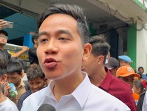 Gibran Blusukan-Bagi Susu Gratis di Muara Baru Usai Ditetapkan Jadi Wapres