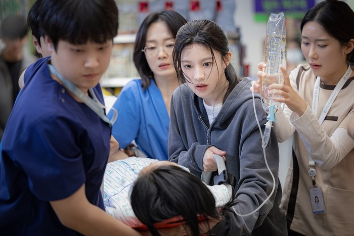Go Yoon Jung dalam potongan gambar drama Korea Resident Playbook