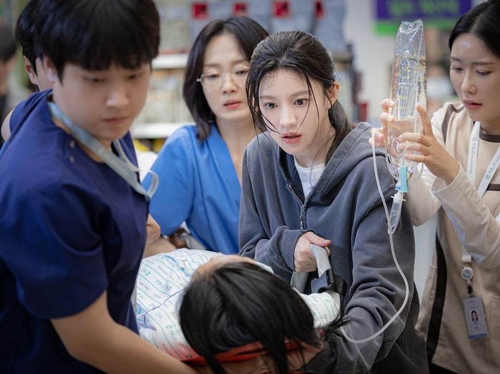 Go Yoon Jung dalam potongan gambar drama Korea Resident Playbook