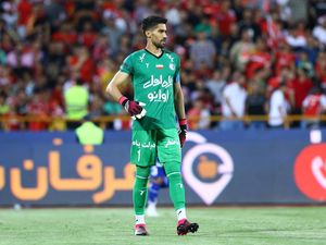 Kiper Iran Kena Sanksi gegara Peluk Fans Perempuan