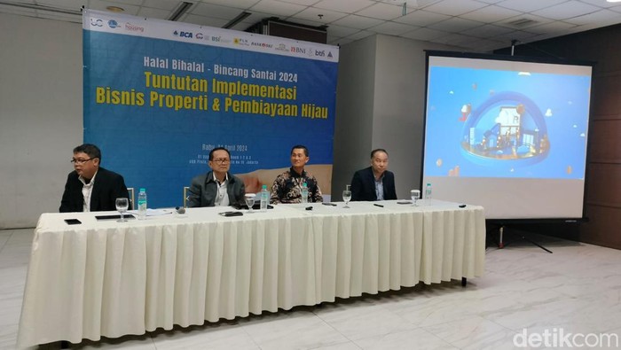Ignesjz Kemalawarta (kiri), Welly Yandoko (tengah), dan Binsar Pandiangan (kanan) saat menghadiri acara Tuntutan Implementasi Bisnis Properti dan Pembiayaan Hijau di Jakarta (24/4/2024).