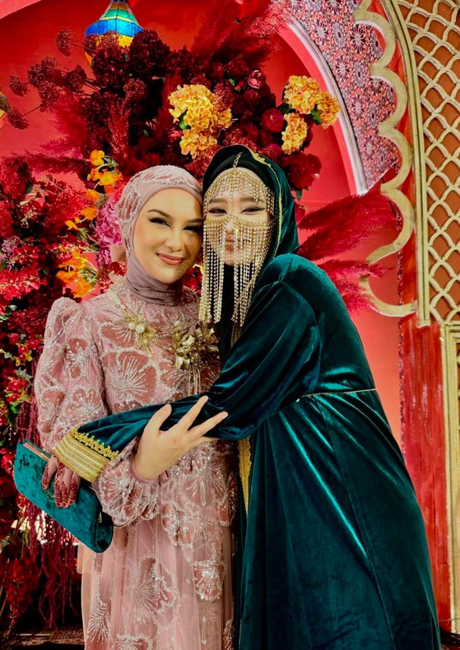 Berpose bersama Irish Bella yang tengah berulang tahun, Inara tak kalah cantik mengenakan busana berbahan velvet warna hijau. Sama-sama tersenyum ke arah kamera, keduanya terlihat cantik. Foto: Instagram/@mommy_starla