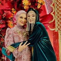 Berpose bersama Irish Bella yang tengah berulang tahun, Inara tak kalah cantik mengenakan busana berbahan velvet warna hijau. Sama-sama tersenyum ke arah kamera, keduanya terlihat cantik. Foto: Instagram/@mommy_starla