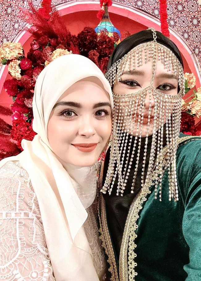 Inara juga membagikan fotonya bersama tamu undangan lain yang turut hadir, salah satunya Vebby Palwinta. Foto: Instagram/@mommy_starla