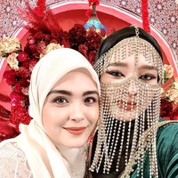 Inara juga membagikan fotonya bersama tamu undangan lain yang turut hadir, salah satunya Vebby Palwinta. Foto: Instagram/@mommy_starla