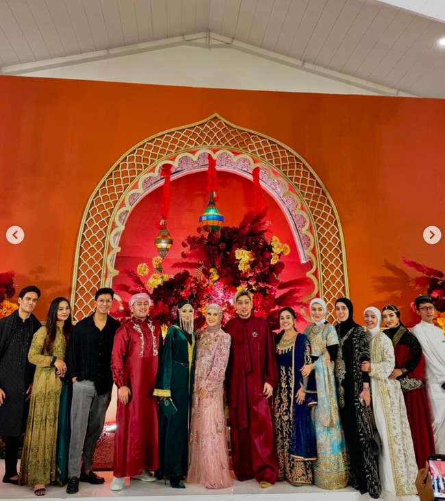 Berpose bersama para rekan-rekan artis lain yang turut hadir, penampilan Inara memang cukup mencuri atensi. Ada yang bahkan menyebut Inara terlihat bak Cleopatra. Masya Allah...dsh kyk kleopatra...wanita2 hebat, komentar salah seorang netizen. Foto: Instagram/@mommy_starla