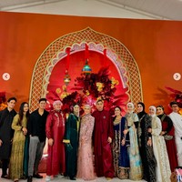 Berpose bersama para rekan-rekan artis lain yang turut hadir, penampilan Inara memang cukup mencuri atensi. Ada yang bahkan menyebut Inara terlihat bak Cleopatra. Masya Allah...dsh kyk kleopatra...wanita2 hebat, komentar salah seorang netizen. Foto: Instagram/@mommy_starla