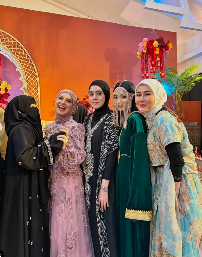 Sebelum menikah dengan mantan suaminya, Virgoun, Inara Rusli sudah dikenal sebagai model, bintang iklan, aktris, hingga personel girlband Bee. Setelah memutuskan melepas cadarnya, wajah cantik Inara kerap banjir pujian dari para netizen. Foto: Instagram/@mommy_starla