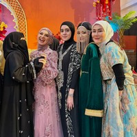 Sebelum menikah dengan mantan suaminya, Virgoun, Inara Rusli sudah dikenal sebagai model, bintang iklan, aktris, hingga personel girlband Bee. Setelah memutuskan melepas cadarnya, wajah cantik Inara kerap banjir pujian dari para netizen. Foto: Instagram/@mommy_starla