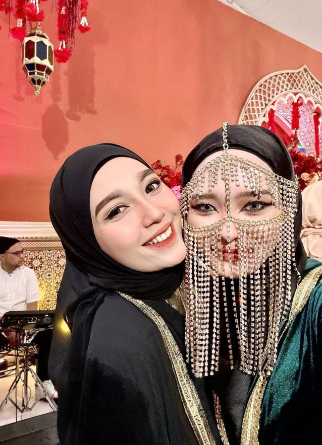 Dengan riasan wajah hasil tangan MUA Vivi Thalib, penampilan Inara memang disulap jadi manglingi bak wanita Arab. Ditambah dengan softlens berwarna terang, penampilannya jadi kian menawan. Foto: Instagram/@mommy_starla