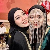 Dengan riasan wajah hasil tangan MUA Vivi Thalib, penampilan Inara memang disulap jadi manglingi bak wanita Arab. Ditambah dengan softlens berwarna terang, penampilannya jadi kian menawan. Foto: Instagram/@mommy_starla