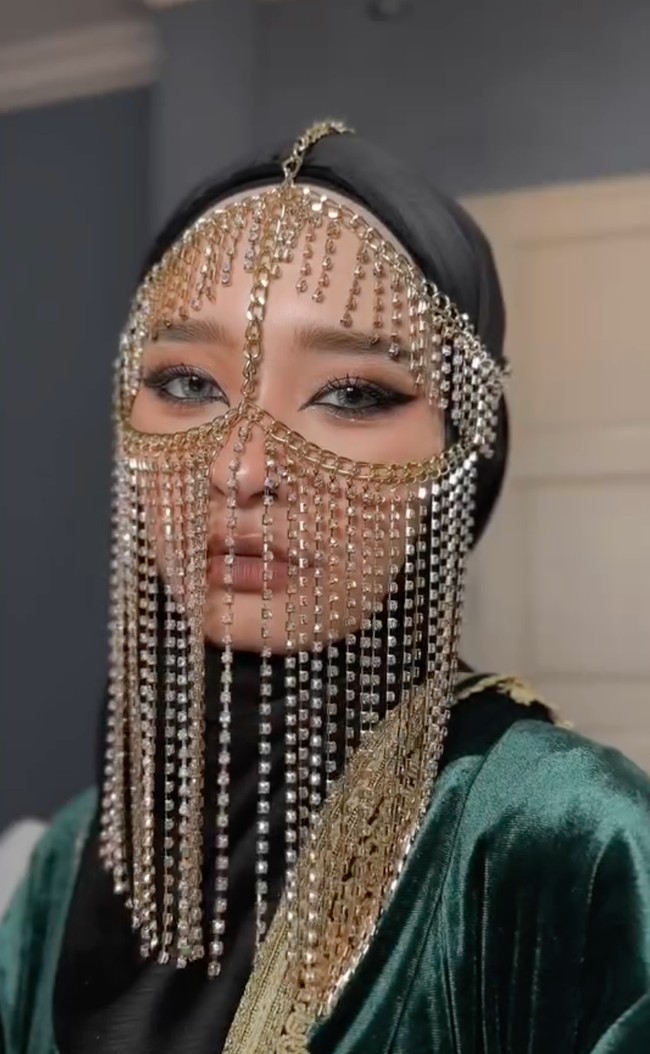 Dalam keterangan salah satu unggahannya Inara mengatakan bahwa itu adalah pertama kalinya ia mencoba makeup ala Dubai dengan riasan bold. Transformed to Middle East. Terharu bgt sm makeupnya kak @vivithalib secara ini kali perdana mencoba makeup dubai. Takut bgtt gagal krn biasanya korean look dan gak berani pake makeup bold look. Tapi iniihhh menyalaa kakakkuuu, tulis Inara. Foto: Instagram/@mommy_starla