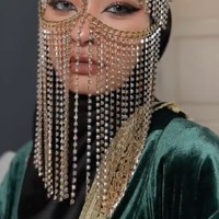 Dalam keterangan salah satu unggahannya Inara mengatakan bahwa itu adalah pertama kalinya ia mencoba makeup ala Dubai dengan riasan bold. Transformed to Middle East. Terharu bgt sm makeupnya kak @vivithalib secara ini kali perdana mencoba makeup dubai. Takut bgtt gagal krn biasanya korean look dan gak berani pake makeup bold look. Tapi iniihhh menyalaa kakakkuuu, tulis Inara. Foto: Instagram/@mommy_starla