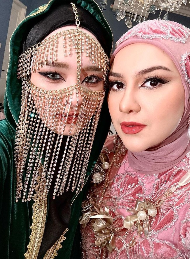 Hadir di pesta ulang tahun ke-28 Irish Bella, Inara Rusli tampil totalitas. Cantik bak wanita Arab, gayanya banjir pujian netizen. Tak sedikit yang juga berhasil dibuat pangling melihat penampilannya. Cantiiik banget , sampe gak ngenalinnnn ... Allahuma Barik . Terus Cantik Indah dicintai Allah, komentar salah seorang netizen. Foto: Instagram/@mommy_starla