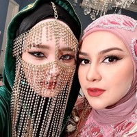 Hadir di pesta ulang tahun ke-28 Irish Bella, Inara Rusli tampil totalitas. Cantik bak wanita Arab, gayanya banjir pujian netizen. Tak sedikit yang juga berhasil dibuat pangling melihat penampilannya. Cantiiik banget , sampe gak ngenalinnnn ... Allahuma Barik . Terus Cantik Indah dicintai Allah, komentar salah seorang netizen. Foto: Instagram/@mommy_starla