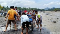 Sejumlah pengendara pun memilih memakai jasa panggul motor dengan membayar biaya Rp 10 ribu saat hendak menyeberangi Sungai Regoyo sepanjang 100 meter.