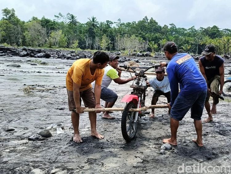 Jasa Panggul Motor Saat Jembatan di Lumajang Terputus