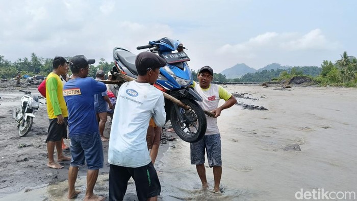 Jasa panggul motor saat jembatan di Lumajang putus terputus Jasa panggul motor saat jembatan di Lumajang putus terputus
