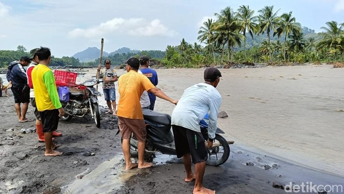 Jasa panggul motor saat jembatan di Lumajang putus terputus