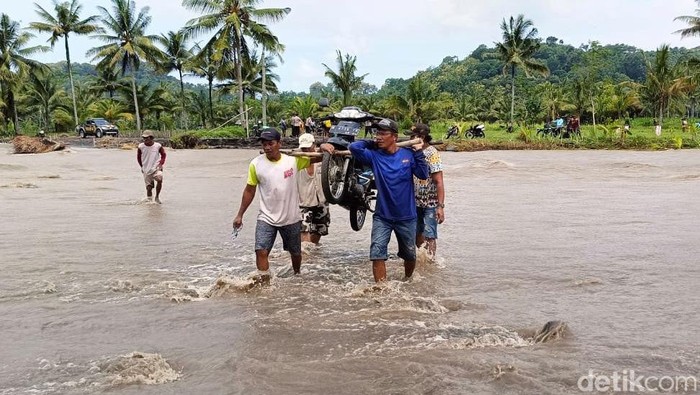 Jasa panggul motor saat jembatan di Lumajang terputus Jasa panggul motor saat jembatan di Lumajang terputus