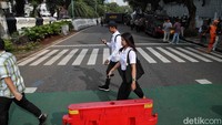 Pantauan detikcom di kantor KPU RI, Jalan Imam Bonjol, Jakarta Pusat, Rabu (24/4/2024) pukul 08.40 WIB, pengamanan di sekitar gedung KPU diperketat. Terlihat hanya ada satu gerbang yang dibuka untuk lalu lalang. 