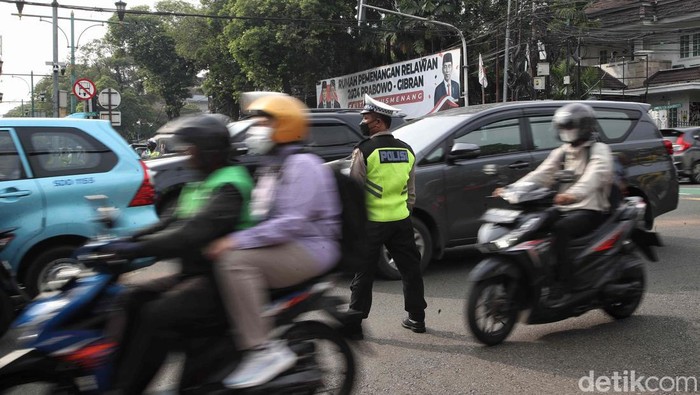 Jelang Penetapan Presiden Terpilih, KPU Dijaga Ketat KPU RI akan menetapkan pasangan Prabowo Subianto-Gibran Rakabuming Raka jadi Presiden dan Wakil Presiden terpilih 2024. Begini suasana KPU menjelang penetapan.