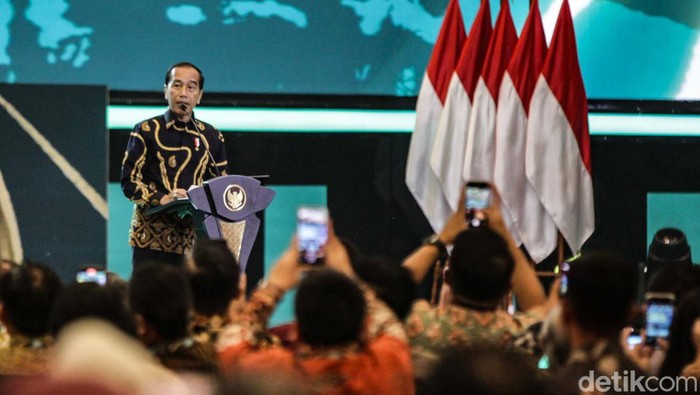Presiden Joko Widodo (Jokowi) menghadiri rapat kerja kesehatan nasional 2024. Menteri Kesehatan Budi Gunadi Sadikin turut hadir dalam acara tersebut.